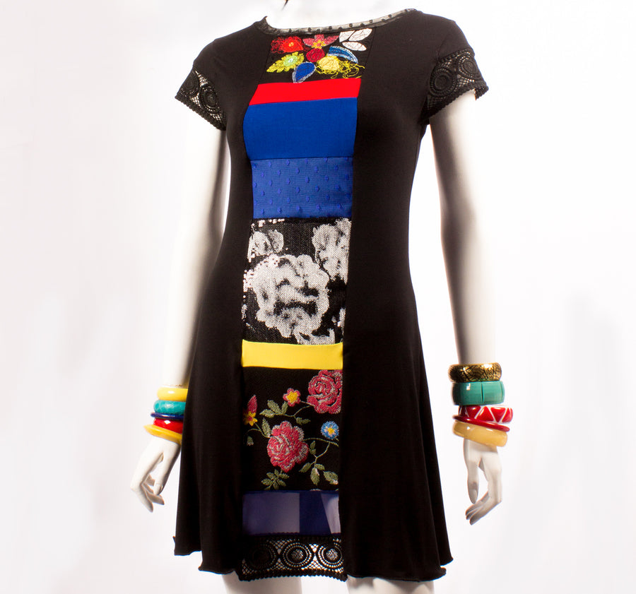 ROBE NOIRE AU DEVANT COURTEPOINTE