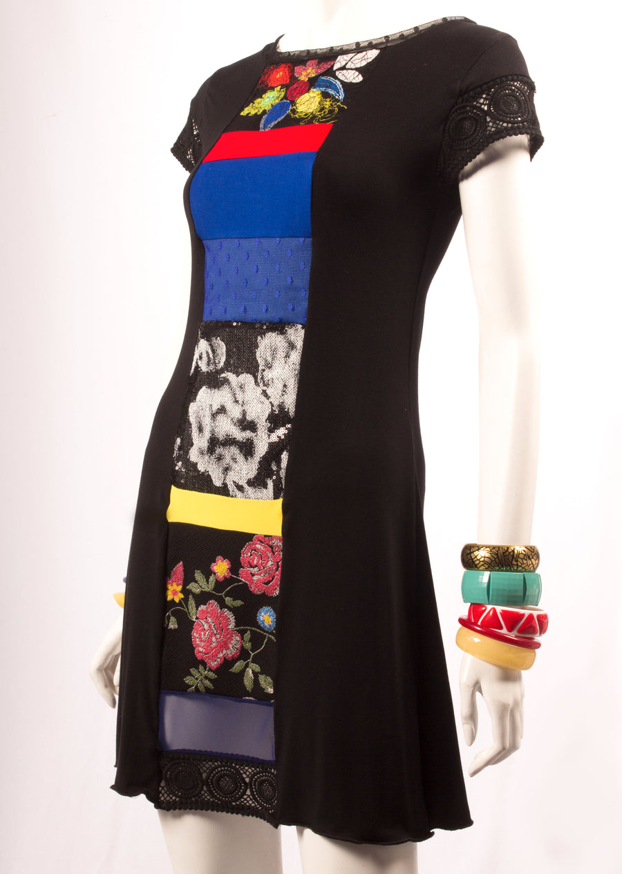 ROBE NOIRE AU DEVANT COURTEPOINTE