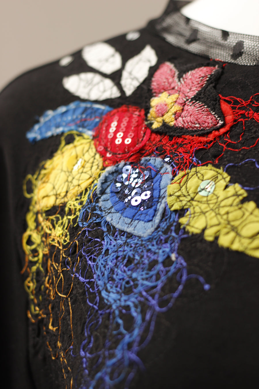 CHANDAIL NOIR AUX BRODERIES SYMÉTRIQUES