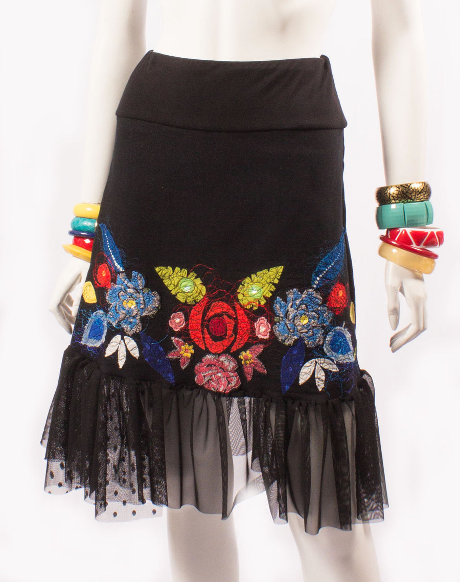 JUPE NOIRE EN “A” BRODERIES SYMÉTRIQUES