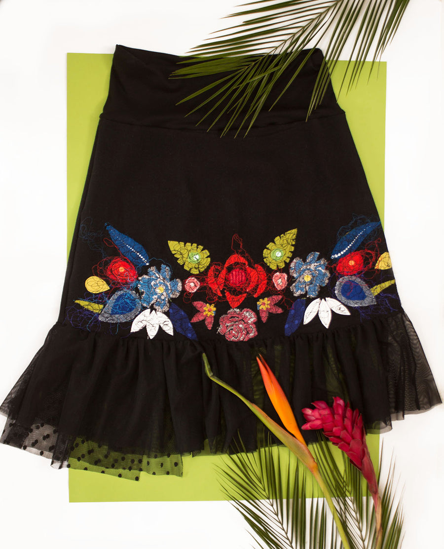 JUPE NOIRE EN “A” BRODERIES SYMÉTRIQUES