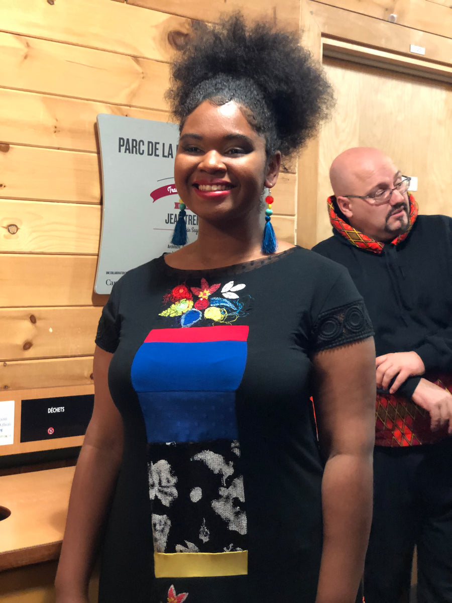 ROBE NOIRE AU DEVANT COURTEPOINTE