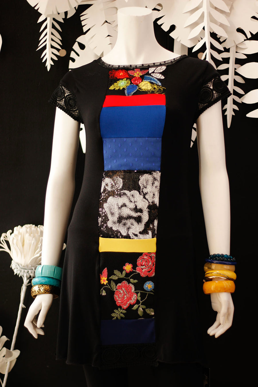 ROBE NOIRE AU DEVANT COURTEPOINTE