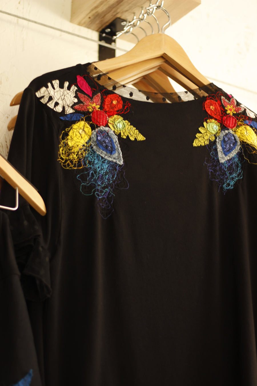 CHANDAIL NOIR AUX BRODERIES SYMÉTRIQUES