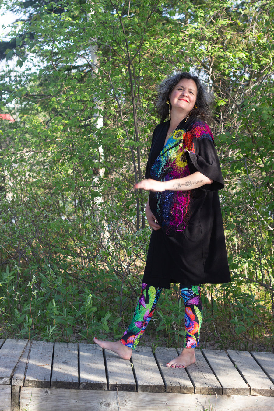KIMONO EN BAMBOU NOIR AVEC GRANDE BRODERIE COLORÉE