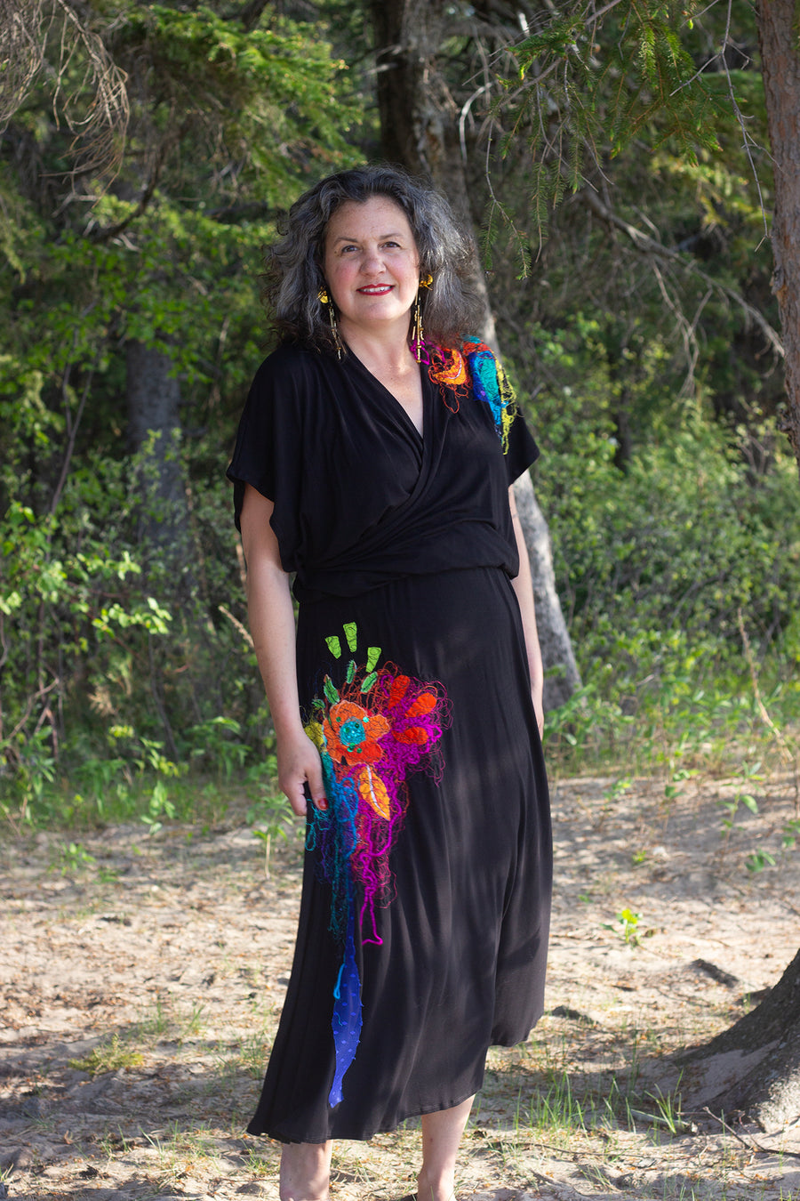 ROBE MAXI NOIRE AVEC DEUX BRODERIES COLOREES EMILIE DESMEULES BOUTIQUE
