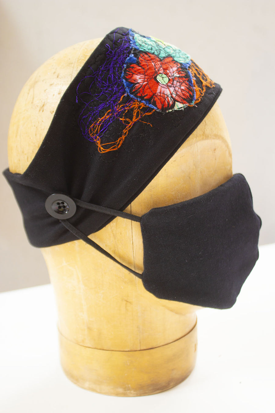 HEADBAND WITH BLACK BUTTONS TO WEAR WITH MASK
