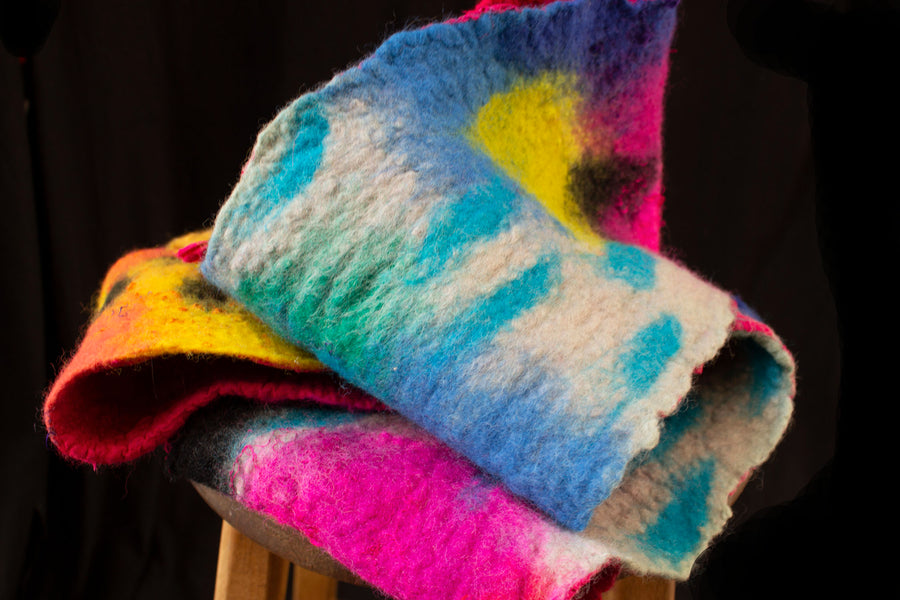 ÉCHARPE EN FEUTRE MOTIF MULTICOLORE - PIÈCE UNIQUE