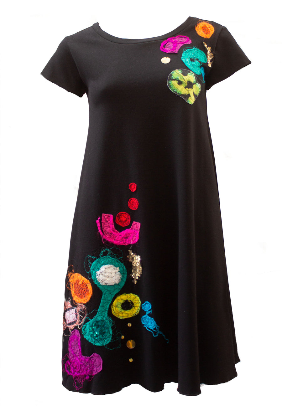 ROBE NOIRE BRODERIES AUX FORMES LUDIQUES COLORÉES