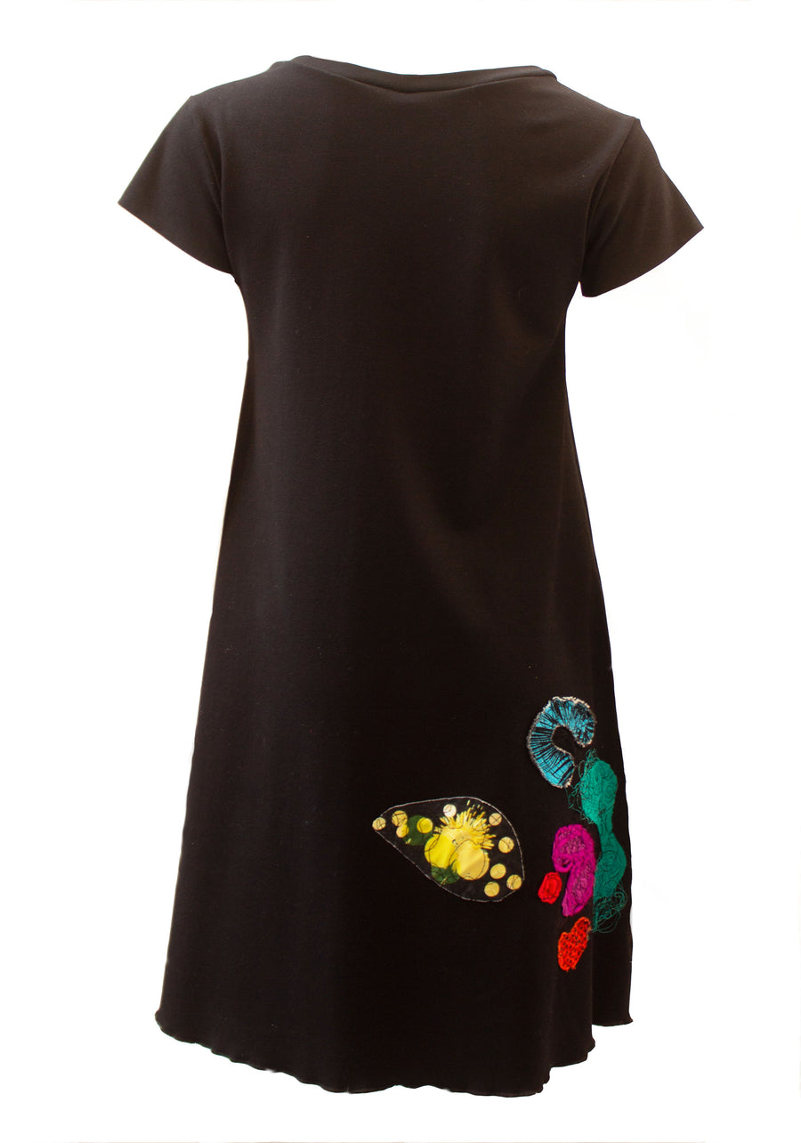 ROBE NOIRE BRODERIES AUX FORMES LUDIQUES COLORÉES