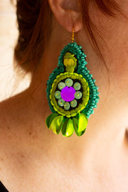 BOUCLE D'OREILLE BRODÉE VERT-TURQUOISE-MAUVE