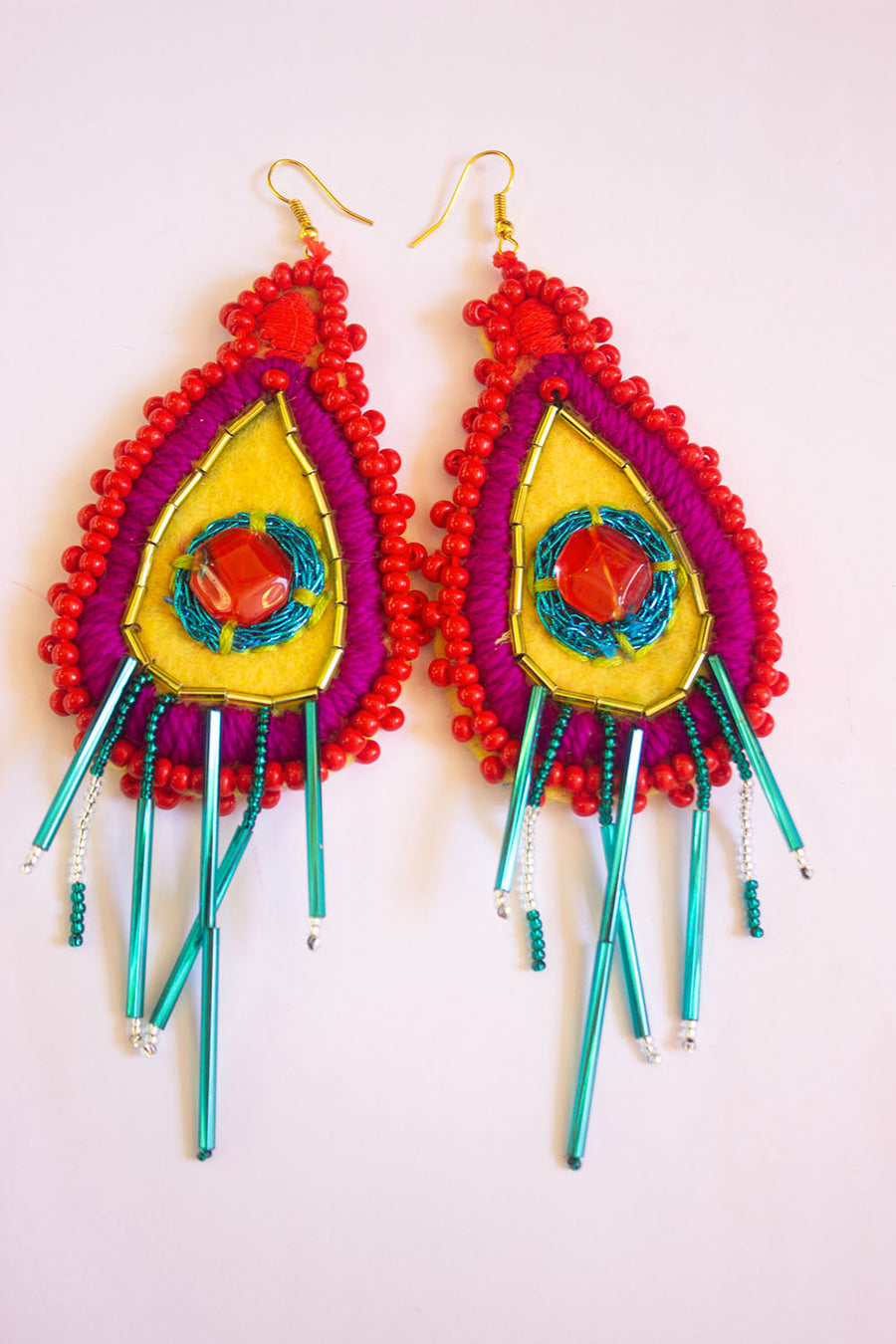 BOUCLE D'OREILLE BRODÉE  ROUGE-JAUNE-PRUNE-TURQUOISE