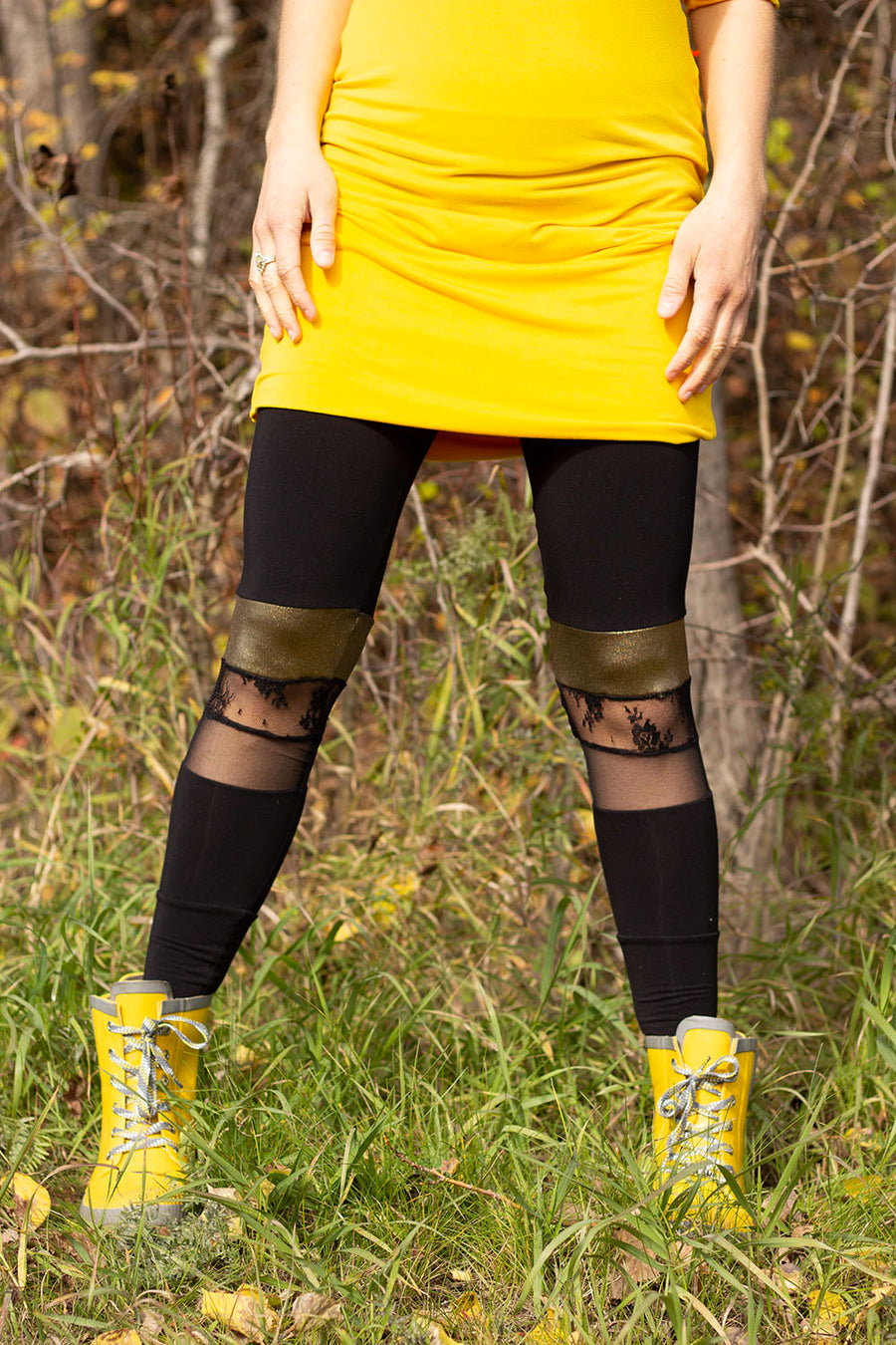 BLACK LEGGINGS WITH GOLD STRIPE ON THE KULL