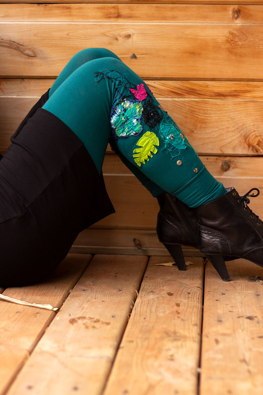 GREEN LEGGINGS WITH EMBROIDERED FLOWERS TURQUOISE-MAUVE-GREEN