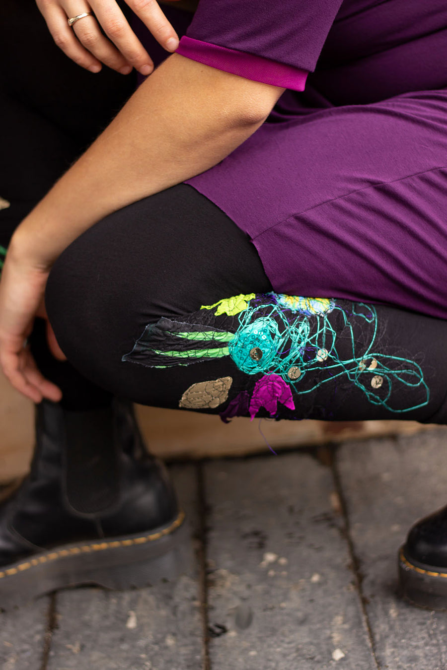 BLACK LEGGINGS WITH EMBROIDERED FLOWERS TURQUOISE-MAUVE-GREEN