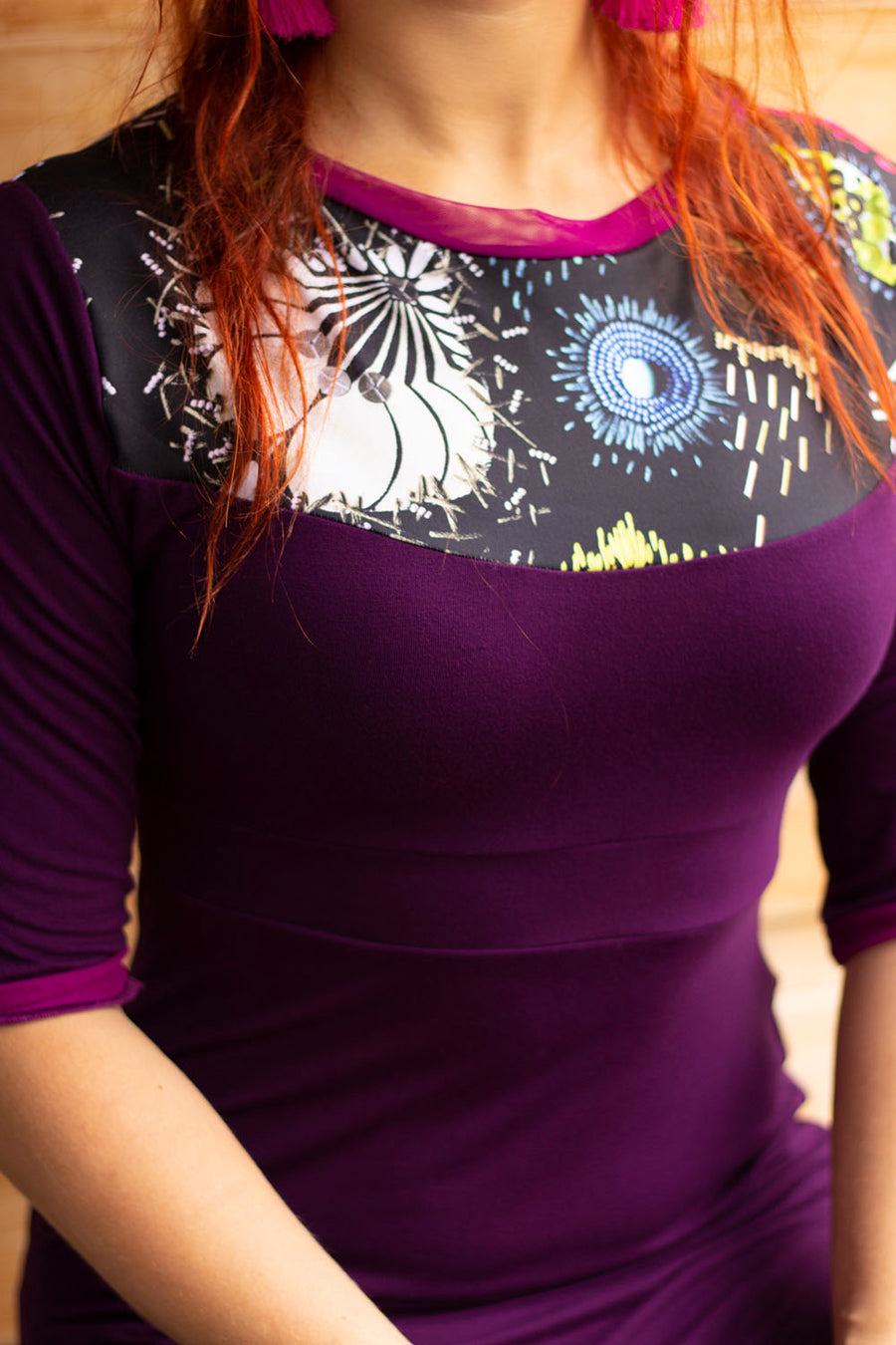 ROBE COURTE PRUNE AVEC LE HAUT EN BRODERIES IMPRIMÉES