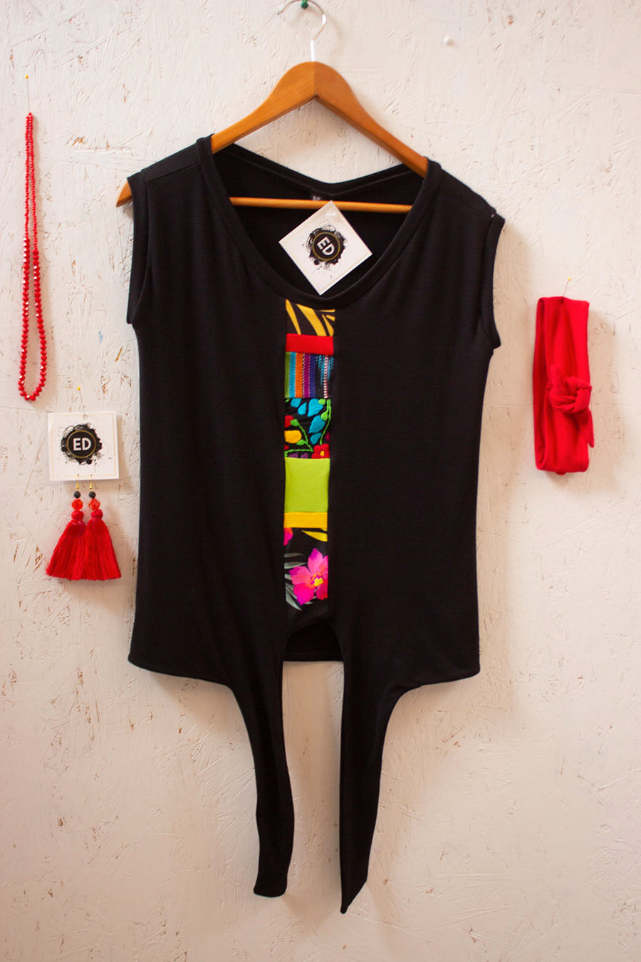 BLACK TOP THAT TIES AT THE WAIST WITH MIXED FABRIC BAND AT THE FRONT