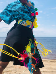 JUPE RONDE NOIRE AUX BRODERIES DE COULEURS VIVES