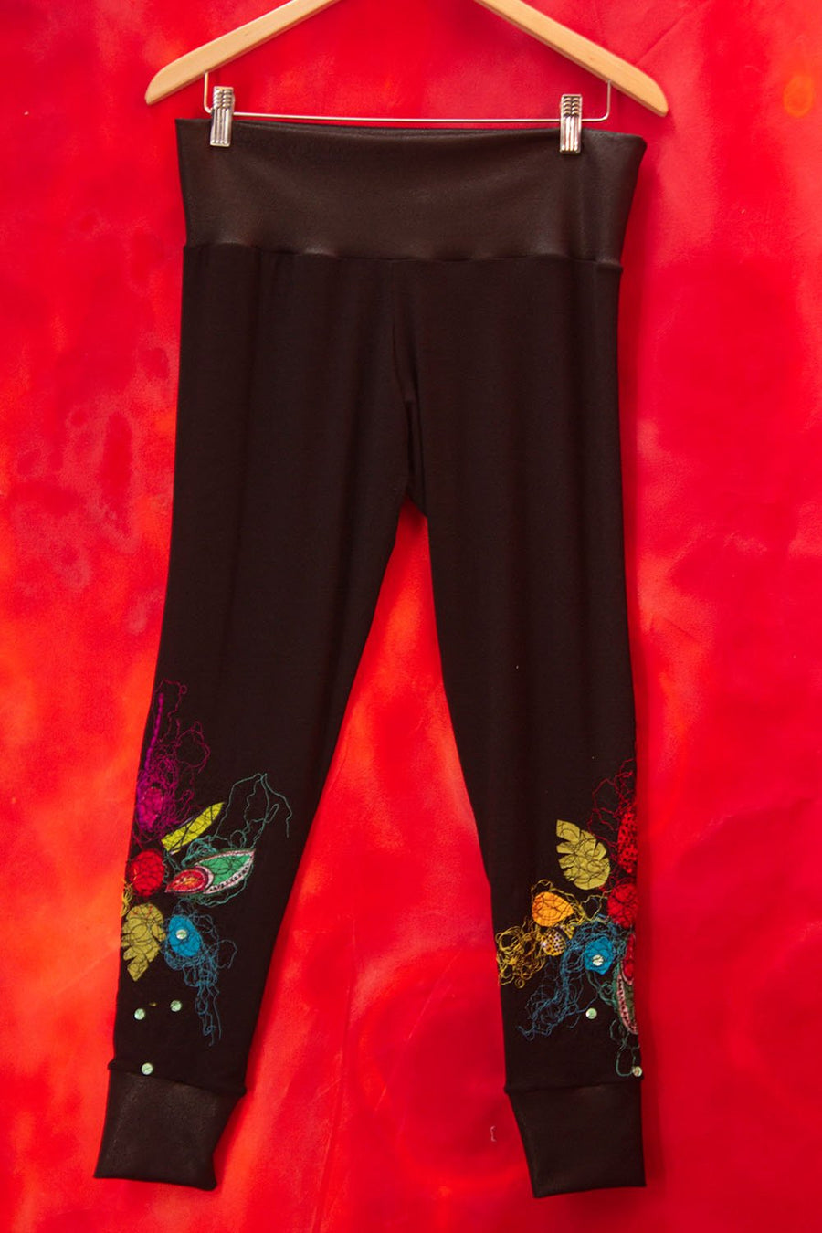 LEGGING NOIR FLEURS BRODÉES ROUGE-BLEU-JAUNE-VERT