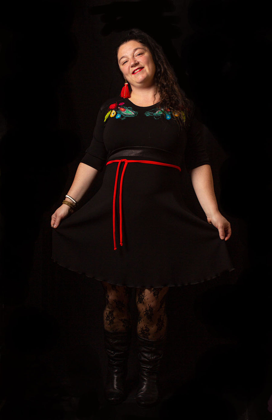 BLACK DRESS WITH SYMMETRIC EMBROIDERY